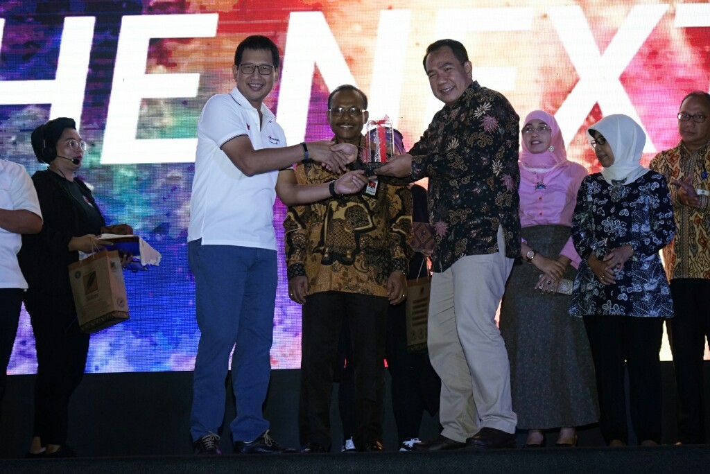 (kiri-kanan) Direktur Human Capital Management Telkomsel, Irfan A Tachrir bersama Kepala BPPI saatr acara CSR Telkomsel “Indonesia Next” di Kampus IPB, Selasa (15/5)/2018).